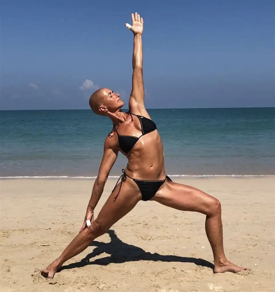 Silke Jost in einer seitlichen Kriegerhaltung am Strand